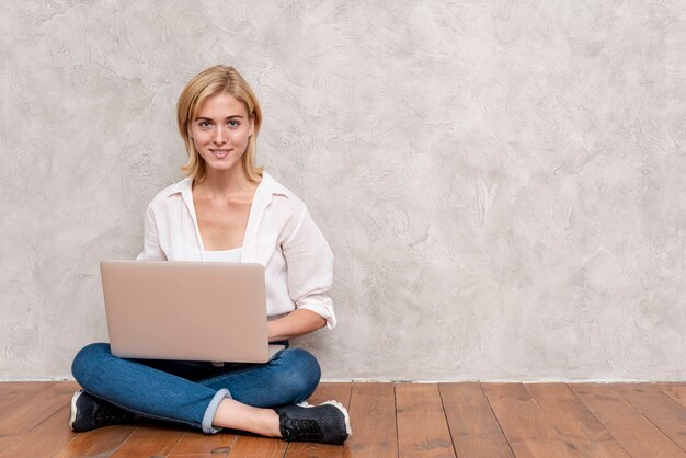 Mujer comprobando el portátil con espacio de copia