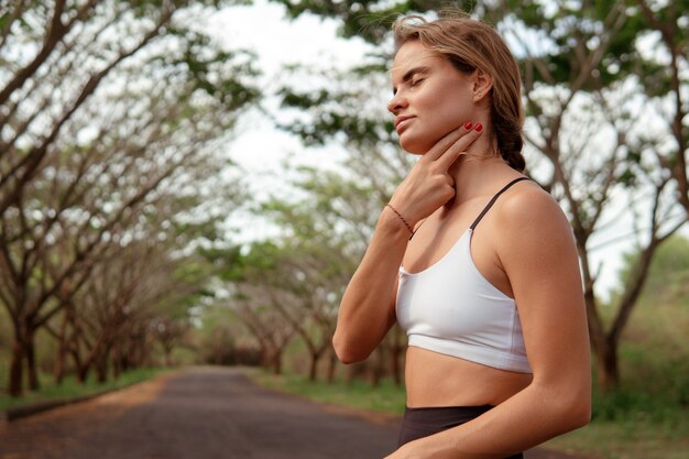 Mujer comprobando el pulso después de correr. bali