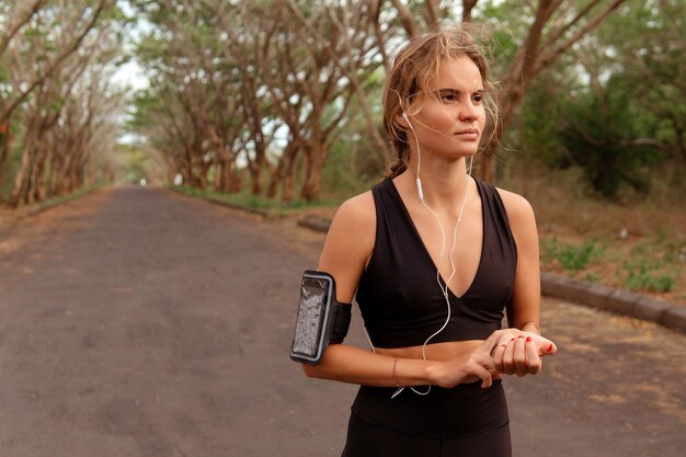 Mujer comprobando el pulso después de correr. bali