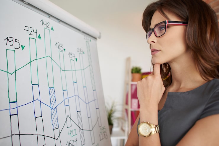 Foto gratuito mujer comprobando los resultados recientes de la empresa