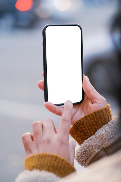 Mujer comprobando un smartphone de pantalla vacía
