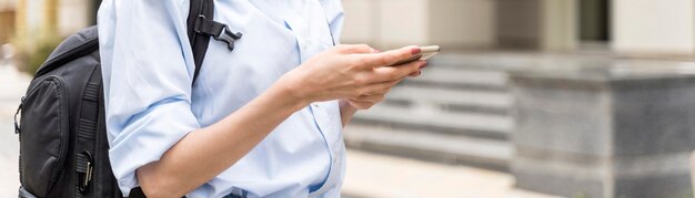 Mujer comprobando su teléfono con espacio de copia