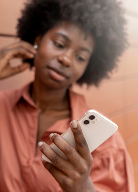 Mujer comprobando su teléfono inteligente para notificaciones