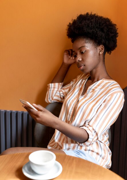 Mujer comprobando su teléfono inteligente para notificaciones