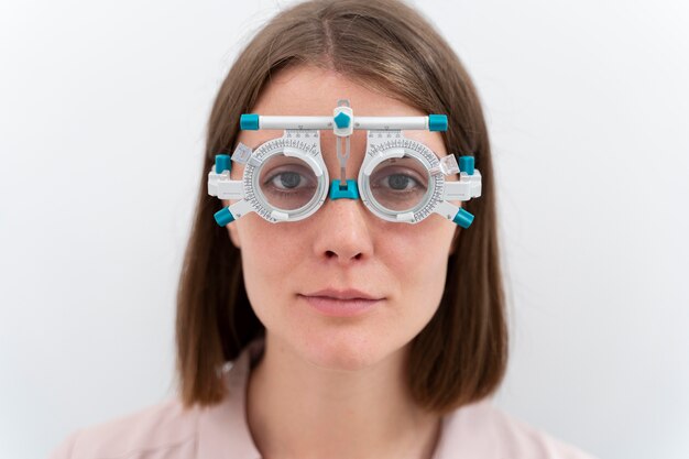 Mujer comprobando sus dioptrías con un equipo especial para lentes