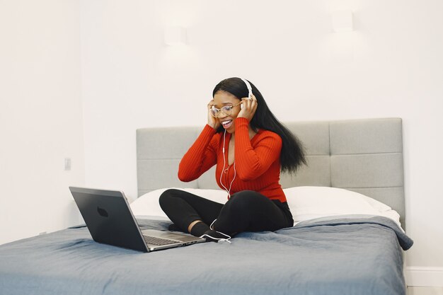 Mujer, con, un, computador portatil, cama