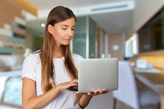 Mujer, con, computador portatil