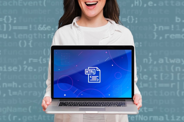 Una mujer con computadora en sus manos