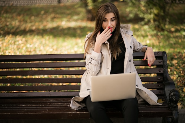 Mujer con computadora