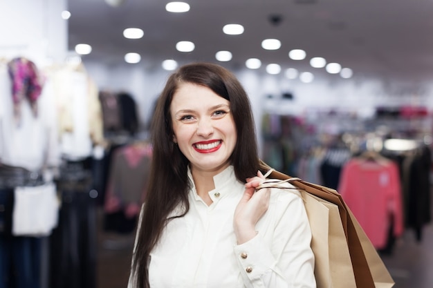 Mujer común en la tienda de ropa