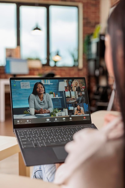 Foto gratuita mujer en comunicación de videollamadas en línea. mujer asiática casa teléfono video móvil llamada internet tecnología comunicación en línea gente estilo de vida contento videollamada computadora chat aplicación