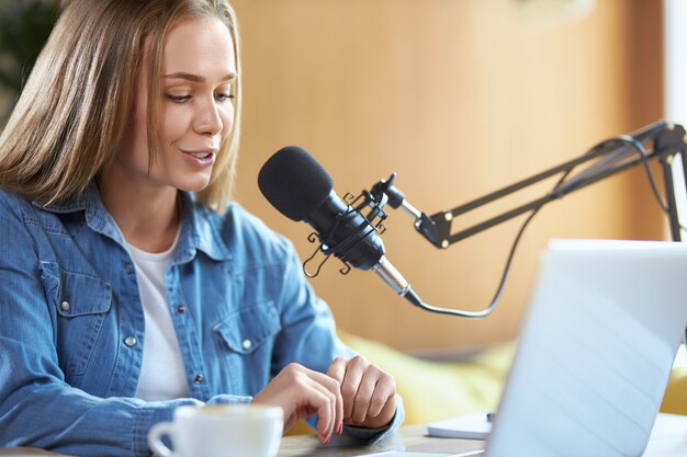 Mujer comunicándose en línea con personas en micrófono