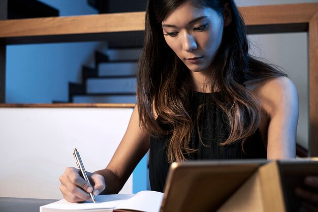 Mujer concentrada en hacer tarea