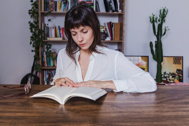 Mujer concentrada leyendo un libro