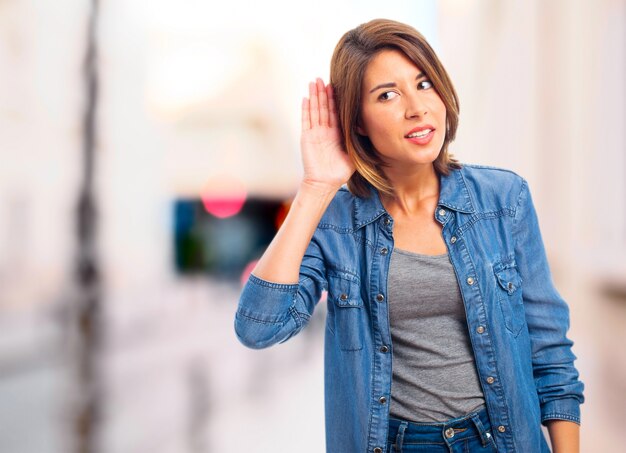 Mujer concentrada prestando atención