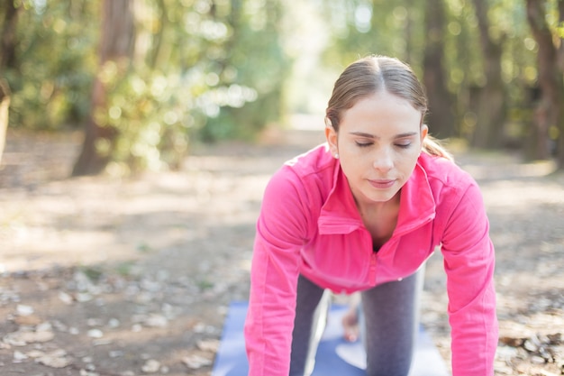 Foto gratuita mujer concentrada relajándose en el parque