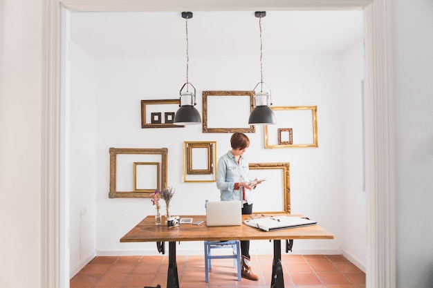 Foto gratuita mujer concentrada trabajando en su oficina