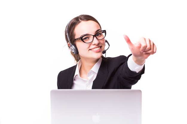 Mujer en concepto de televentas aislado en pared blanca