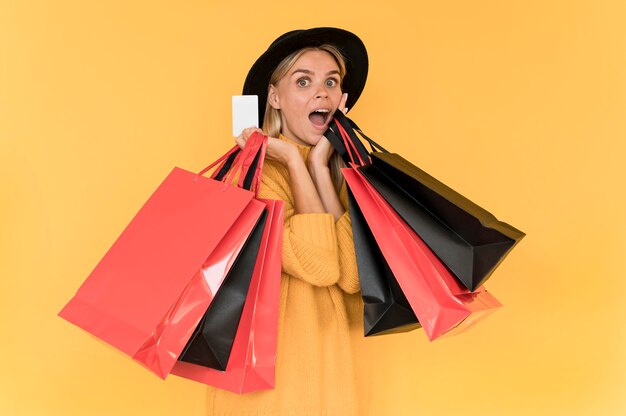 Mujer de concepto de venta de viernes negro con bolsas rojas y negras