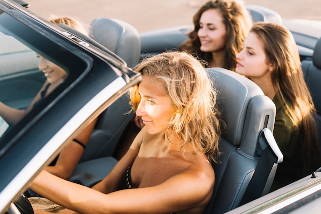 Mujer conduciendo cabriolet