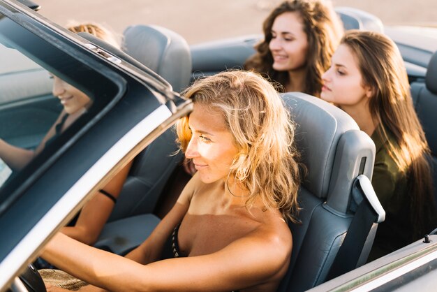 Mujer conduciendo cabriolet