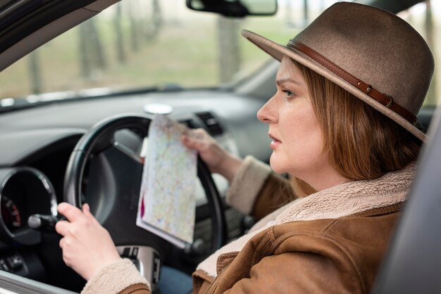 Mujer conduciendo coche de cerca