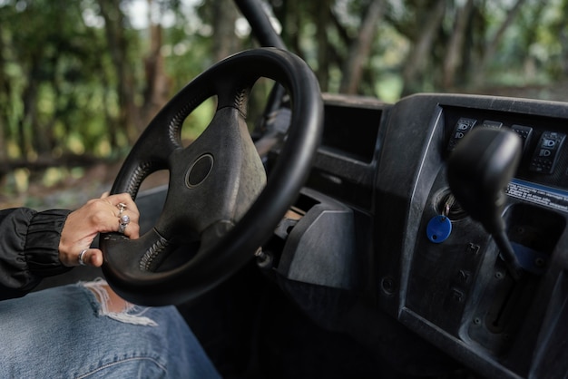 Mujer conduciendo coche jeep cerrar