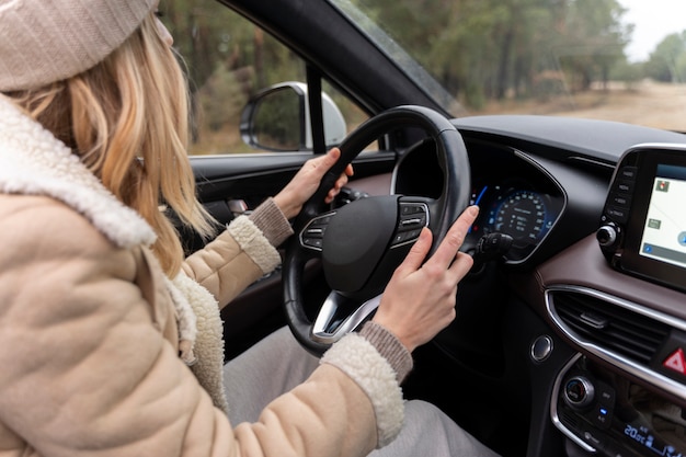 Mujer conduciendo un coche mientras viaja