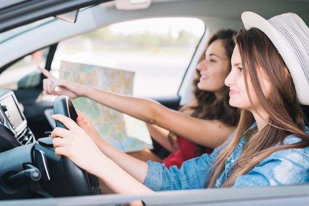 Mujer conduciendo coche con pasajero