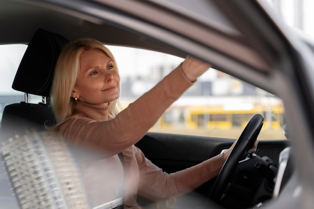 Foto gratuita mujer conduciendo coche durante la prueba de licencia