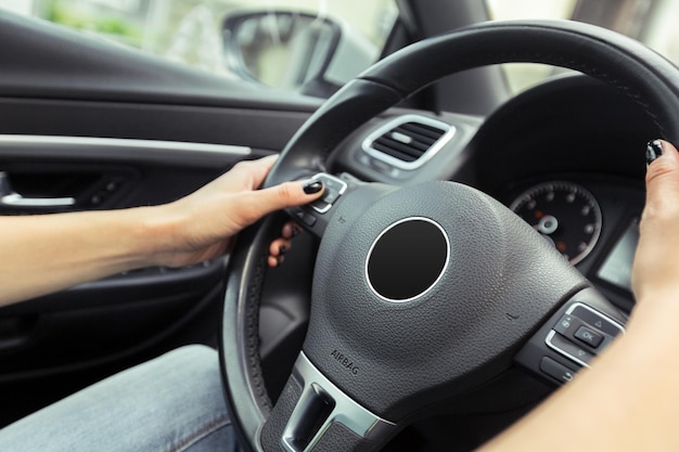 Foto gratuita mujer conduciendo un coche