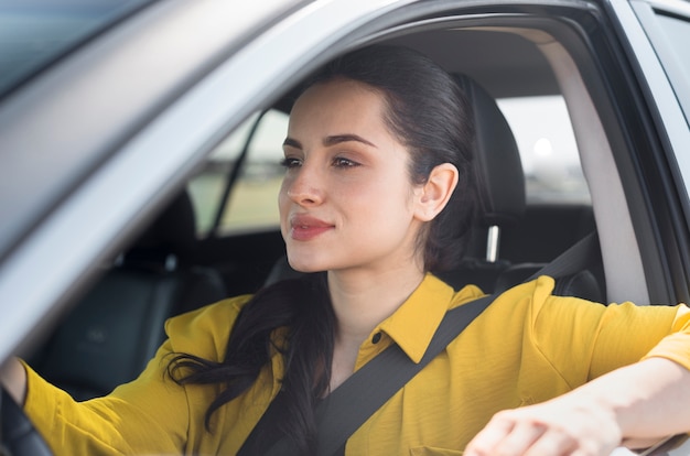 Mujer conduciendo en un día soleado