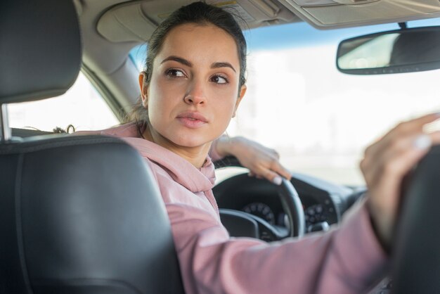 Mujer conductora yendo en reversa