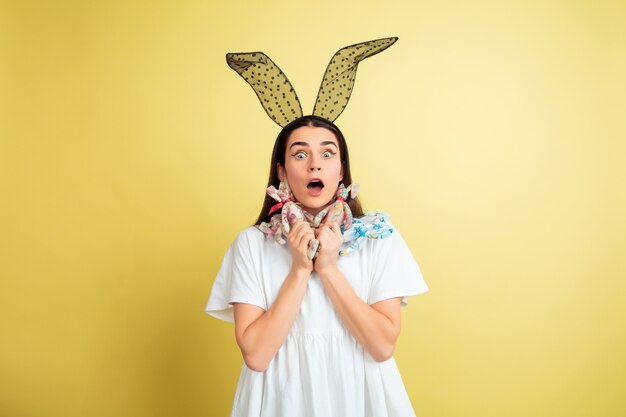 Mujer de conejito de Pascua con emociones brillantes en amarillo