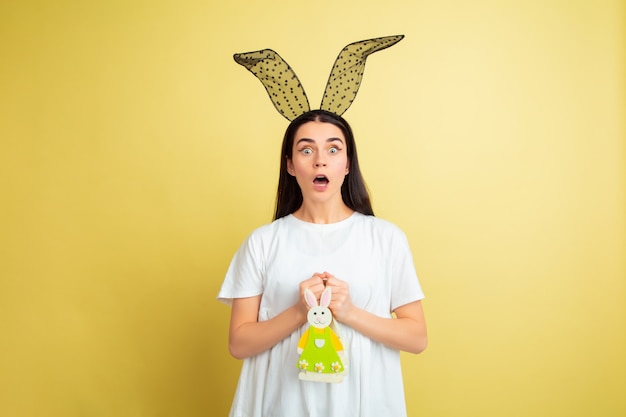 Mujer de conejito de Pascua con emociones brillantes en amarillo