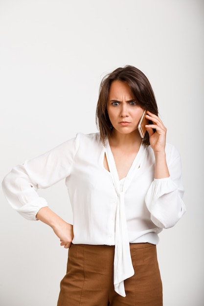 Mujer confundida con llamada telefónica