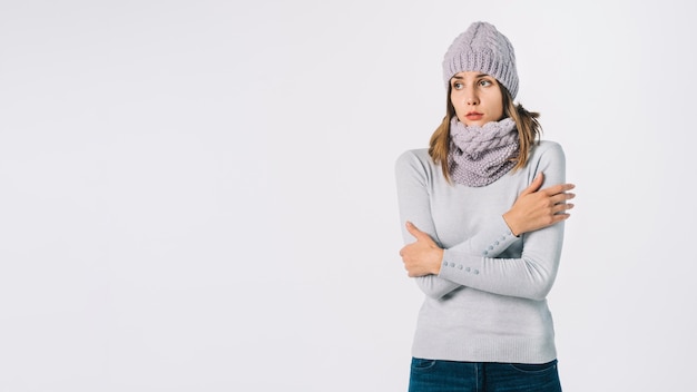 Mujer congelada en ropa gris