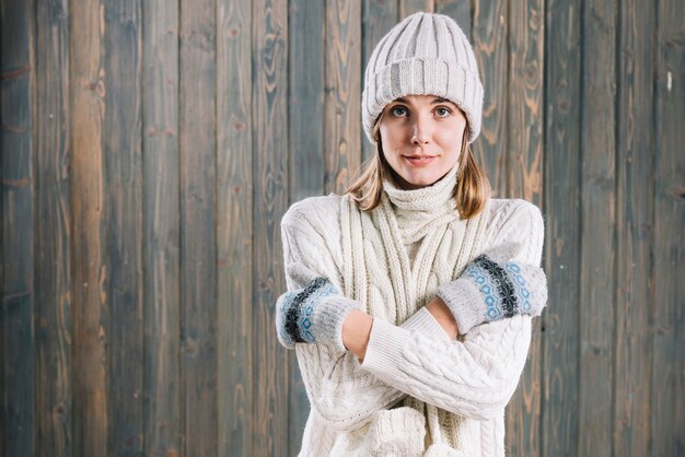 Mujer congelada en suéter blanco