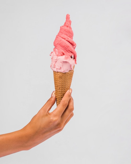 Mujer con cono de waffle fresco de helado rosa