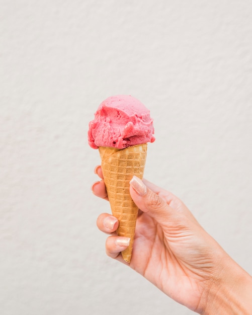 Mujer con cono de waffle de helado