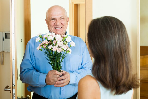 mujer conociendo a su hombre