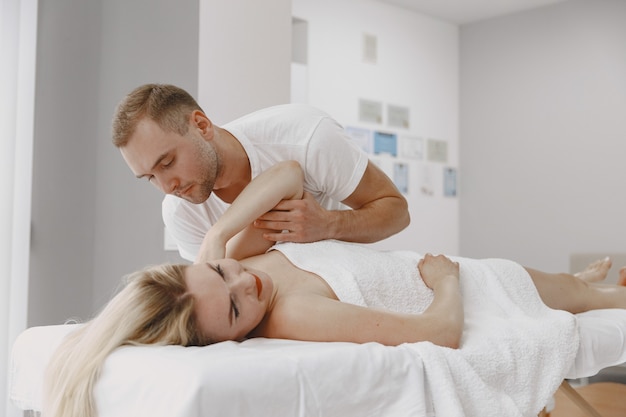 Mujer en el consultorio médico. El fisioterapeuta se está rehabilitando.