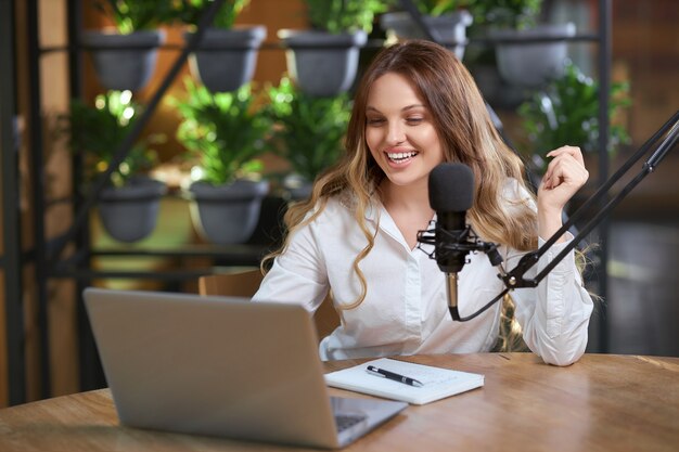 Mujer contando información diferente en línea para seguidores.