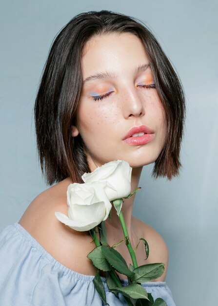 Mujer contemplativa posando con rosas