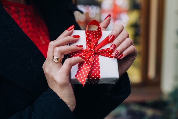 Mujer de contenido de cultivos con regalo de Navidad