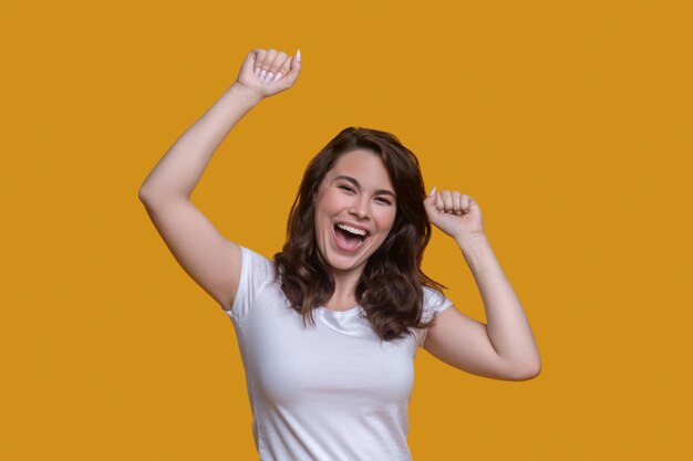 Mujer contenta sonriente demostrando sus emociones positivas