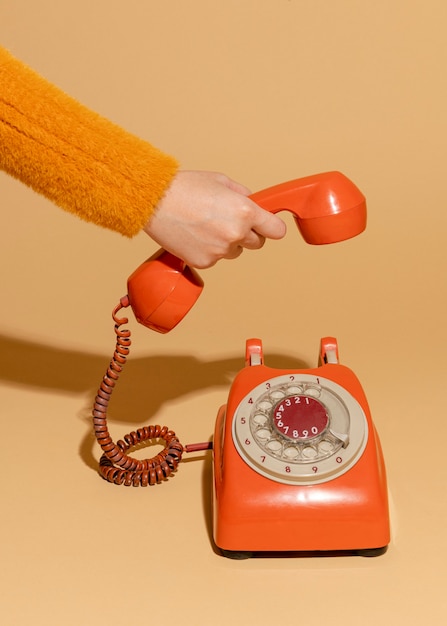 Mujer contestando un viejo teléfono retro