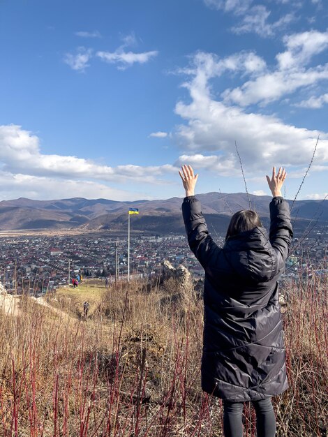 Una mujer en el contexto de un paisaje de una ciudad en ucrania.