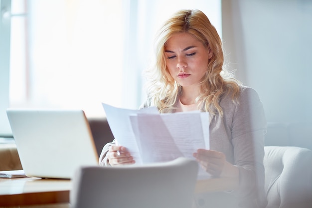 Mujer con contratos