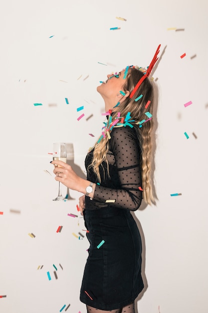 Mujer con copa de champagne bajo lentejuelas